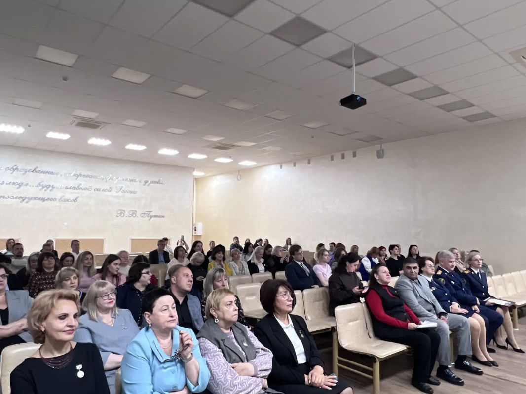 Сотрудники следственного управления СК России по Ставропольскому краю поздравили педагогов гимназии № 24 имени генерал-лейтенанта юстиции М.Г. Ядрова с Днём учителя Сотрудники следственного управления СК России по Ставропольскому краю поздравили педагогов гимназии № 24 имени генерал-лейтенанта юстиции М.Г. Ядрова с Днём учителя