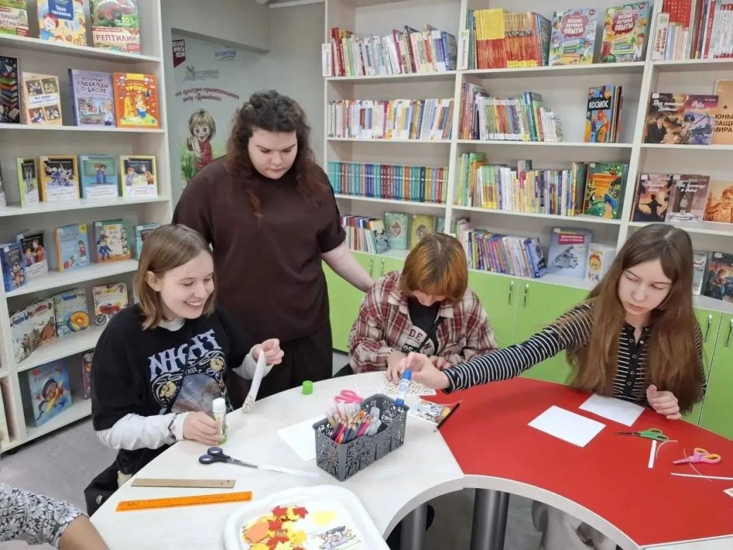 В «Домовёнке» юные читатели сделали открытки для своих учителей В «Домовёнке» юные читатели сделали открытки для своих учителей