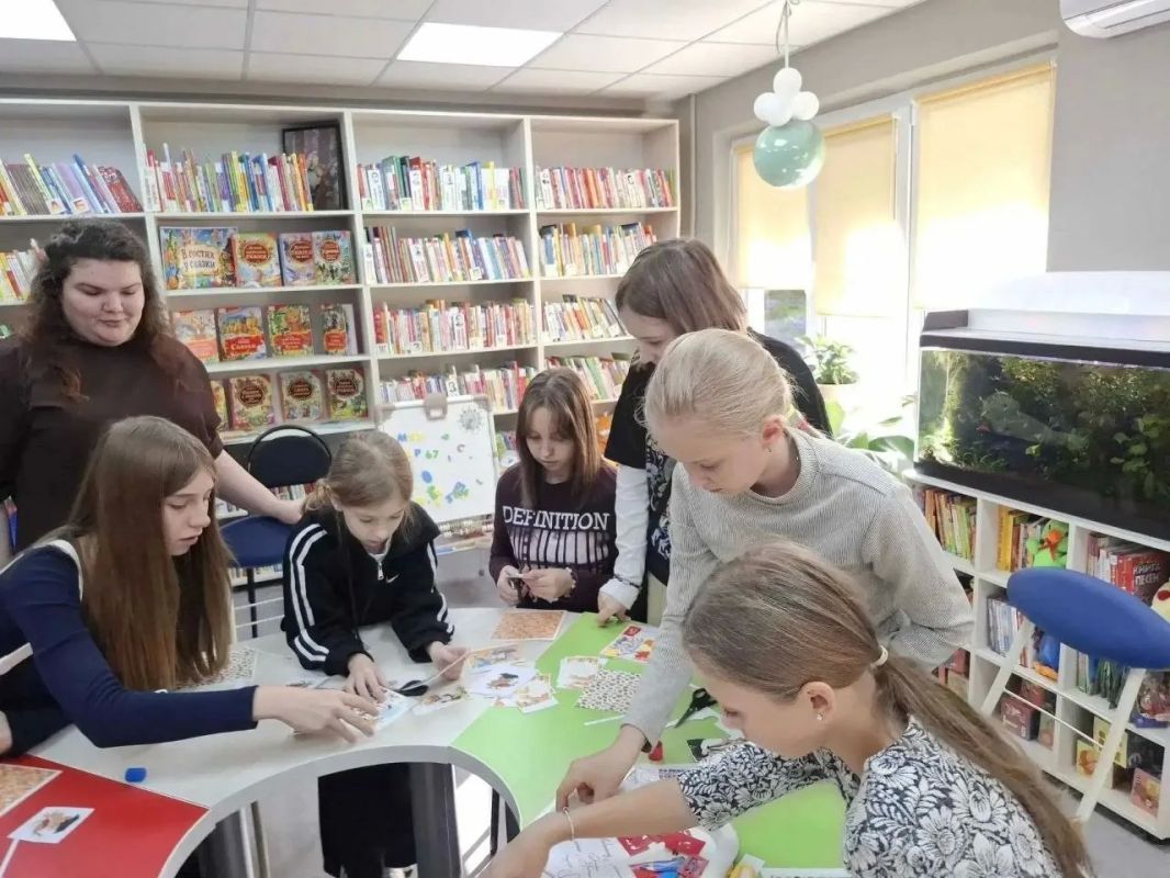 В «Домовёнке» юные читатели сделали открытки для своих учителей В «Домовёнке» юные читатели сделали открытки для своих учителей