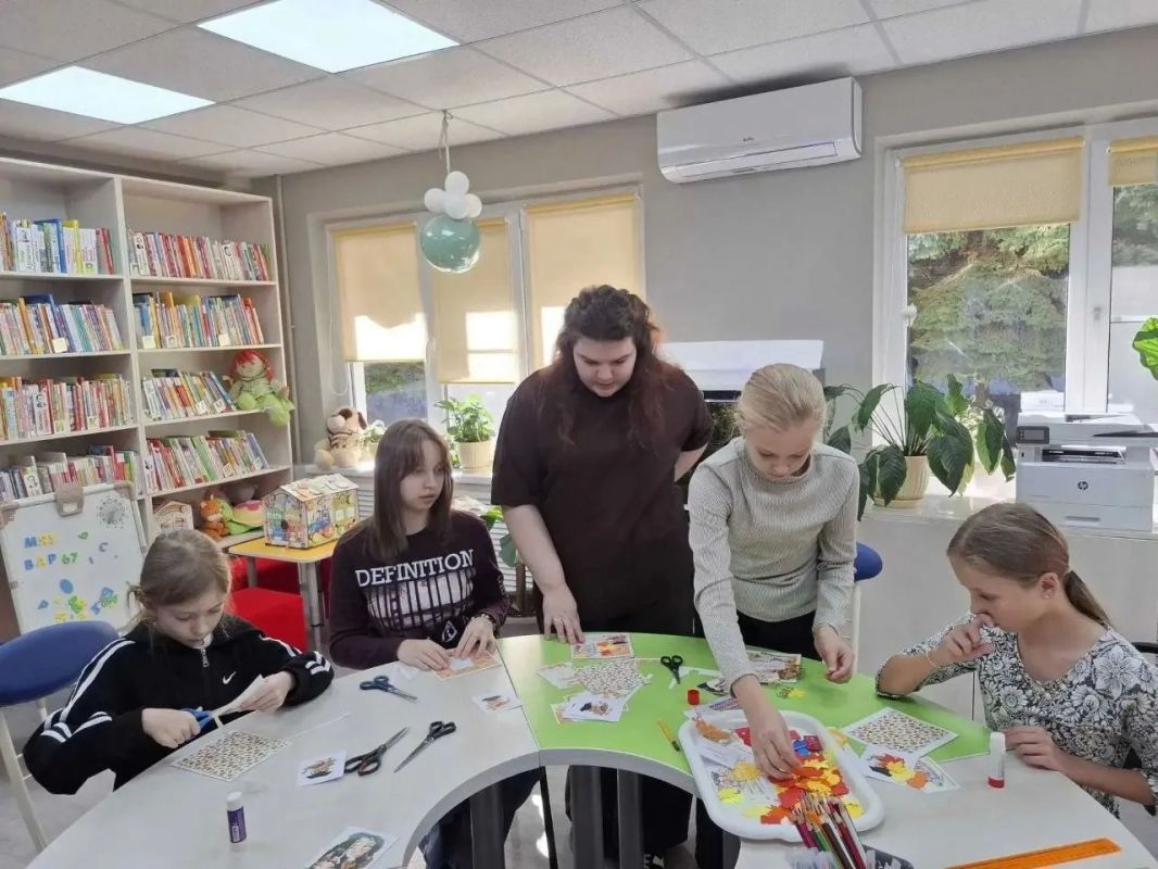 В «Домовёнке» юные читатели сделали открытки для своих учителей В «Домовёнке» юные читатели сделали открытки для своих учителей