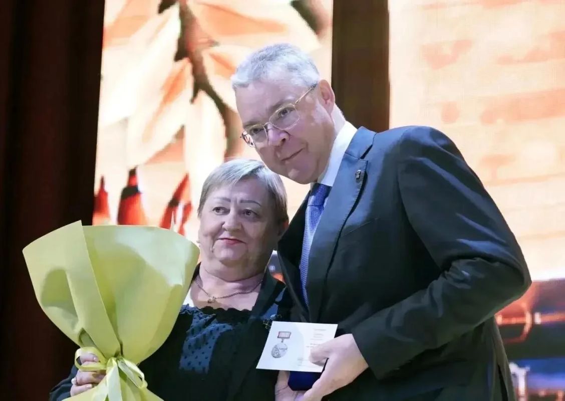 МАКС-канал главы региона. Губернатор вручил награды лучшим педагогам Ставрополья Среди награжденных — Наталья Бекетова