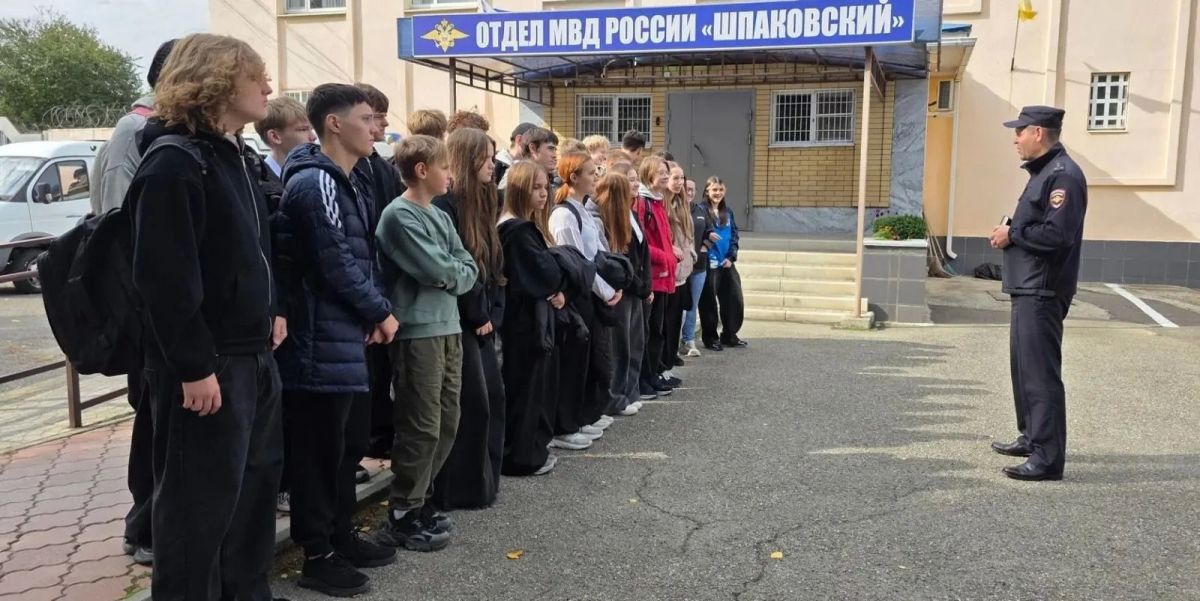 В Отделе МВД России «Шпаковский» прошла познавательная экскурсия для школьников В Отделе МВД России «Шпаковский» прошла познавательная экскурсия для школьников