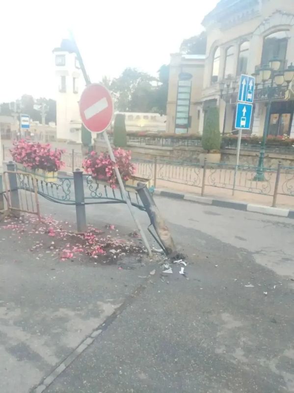 Лихач повредил ограждение с цветами в Кисловодске Лихач повредил ограждение с цветами в Кисловодске