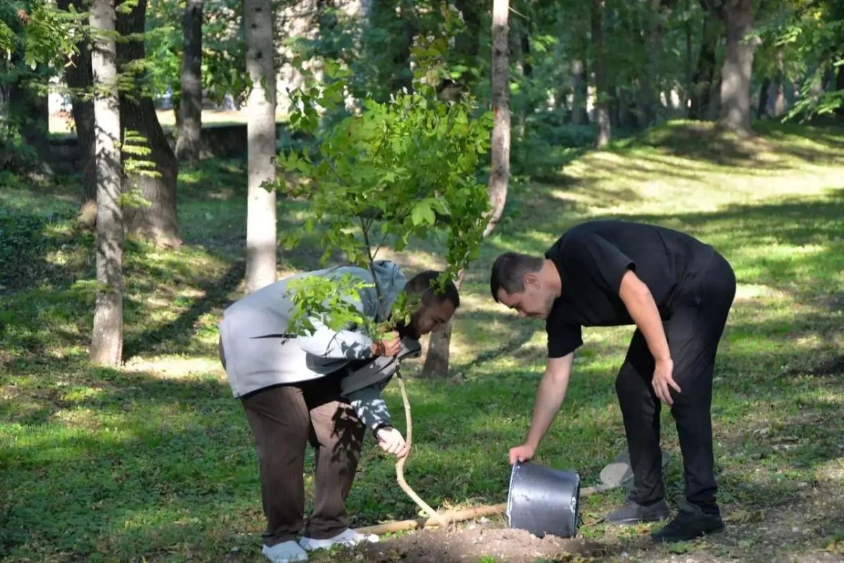 В Ессентуках продолжается большая уборка - общегородские субботники в самом разгаре В Ессентуках продолжается большая уборка - общегородские субботники в самом разгаре