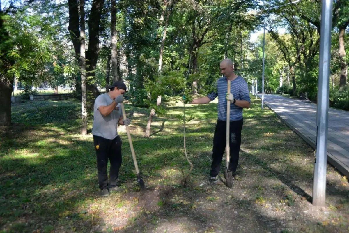 В Ессентуках продолжается большая уборка - общегородские субботники в самом разгаре В Ессентуках продолжается большая уборка - общегородские субботники в самом разгаре