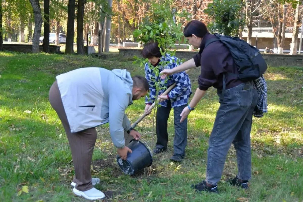 В Ессентуках продолжается большая уборка - общегородские субботники в самом разгаре В Ессентуках продолжается большая уборка - общегородские субботники в самом разгаре