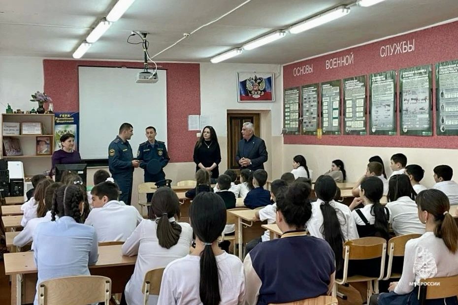 Сотрудники МЧС Ставрополья провели уроки по гражданской обороне Сотрудники МЧС Ставрополья провели уроки по гражданской обороне