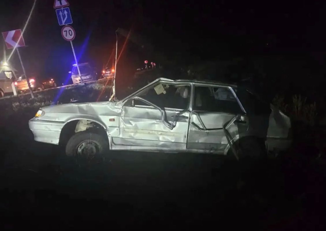 В Изобильненском округе в результате опрокидывания автомобиля 4 человека травмированы В Изобильненском округе в результате опрокидывания автомобиля 4 человека травмированы