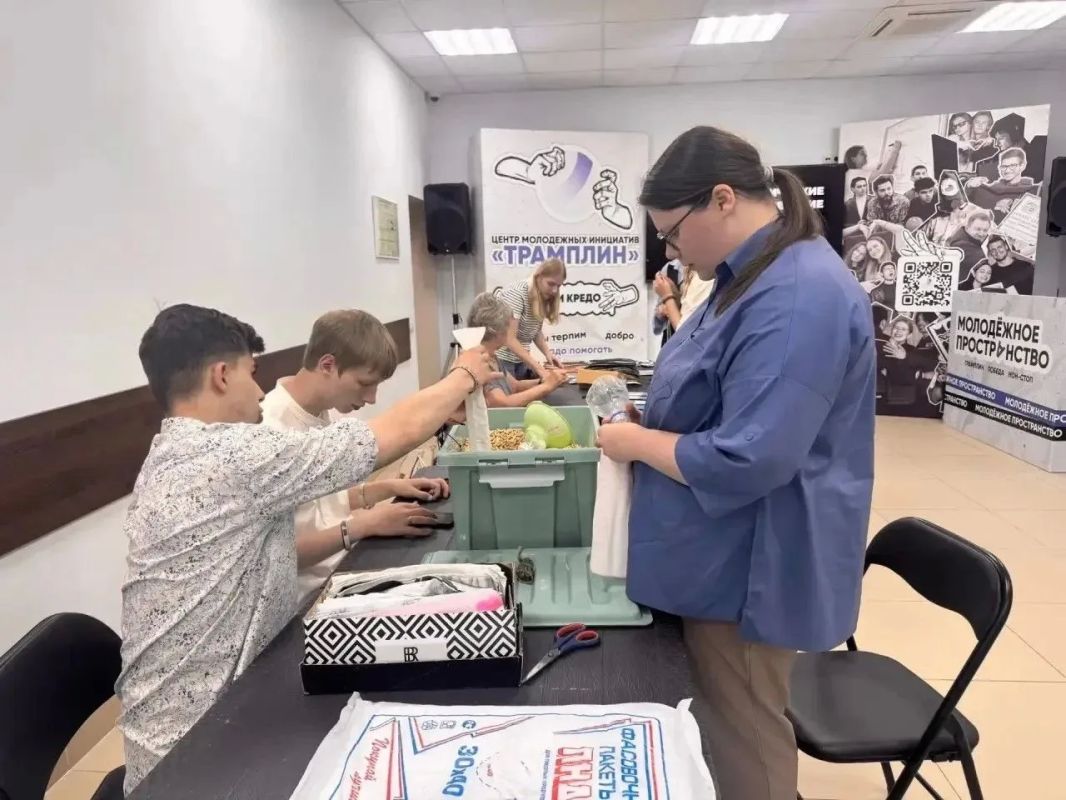 С начала года в Ставрополе работают 10 патриотических мастерских, где жители города помогают готовить необходимые вещи для участников специальной военной операции С начала года в Ставрополе работают 10 патриотических мастерских, где жители города помогают готовить необходимые вещи для участников специальной военной операции