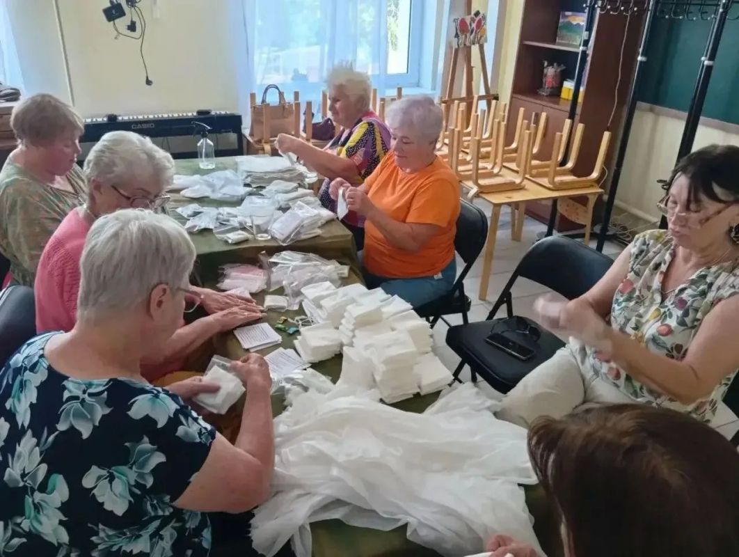 С начала года в Ставрополе работают 10 патриотических мастерских, где жители города помогают готовить необходимые вещи для участников специальной военной операции С начала года в Ставрополе работают 10 патриотических мастерских, где жители города помогают готовить необходимые вещи для участников специальной военной операции