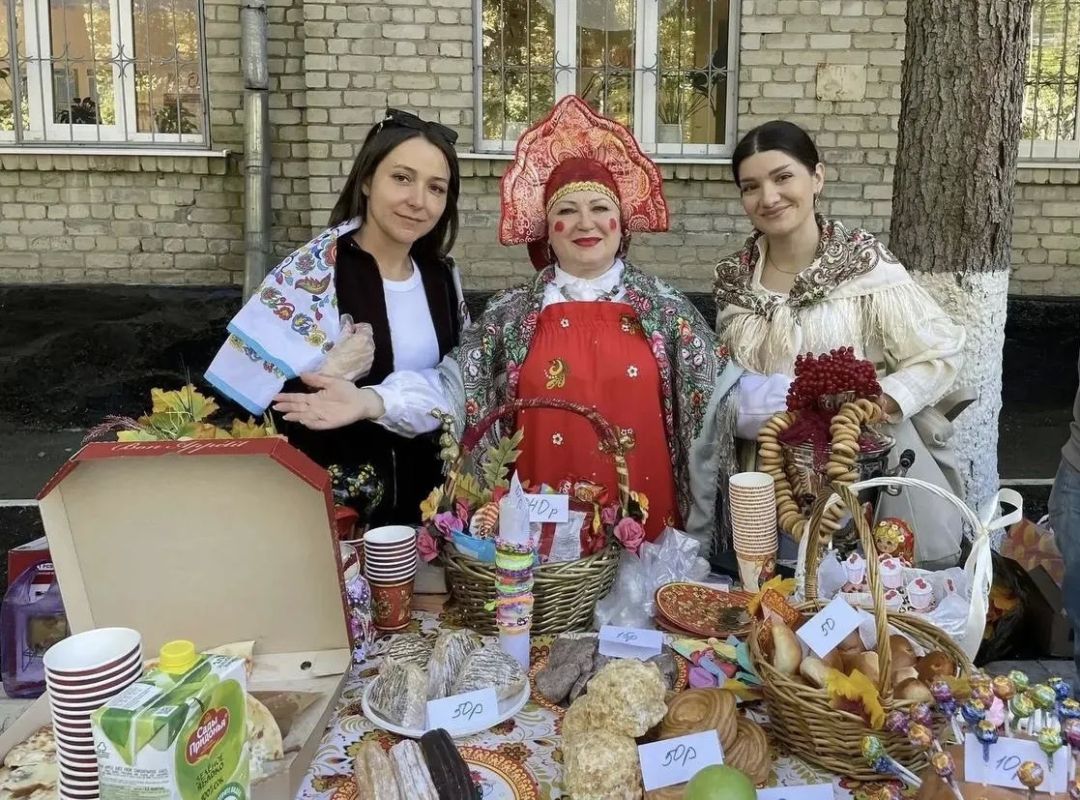 Дмитрий Ворошилов: Каждый год осенью наши школы проводят благотворительные ярмарки, собранные средства от которых направляются на помощь участникам специальной военной операции Дмитрий Ворошилов: Каждый год осенью наши школы проводят благотворительные ярмарки, собранные средства от которых направляются на помощь участникам специальной военной операции