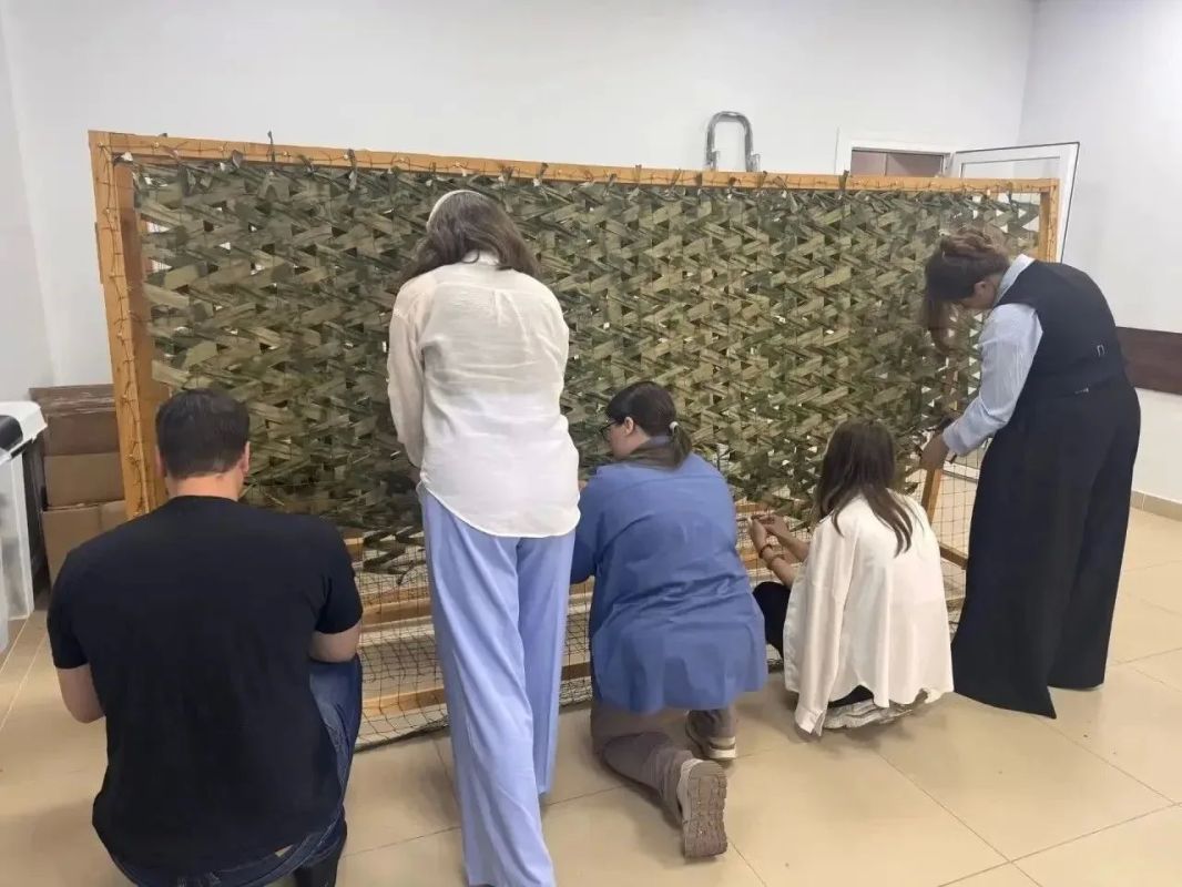 С начала года в Ставрополе работают 10 патриотических мастерских, где жители города помогают готовить необходимые вещи для участников специальной военной операции С начала года в Ставрополе работают 10 патриотических мастерских, где жители города помогают готовить необходимые вещи для участников специальной военной операции
