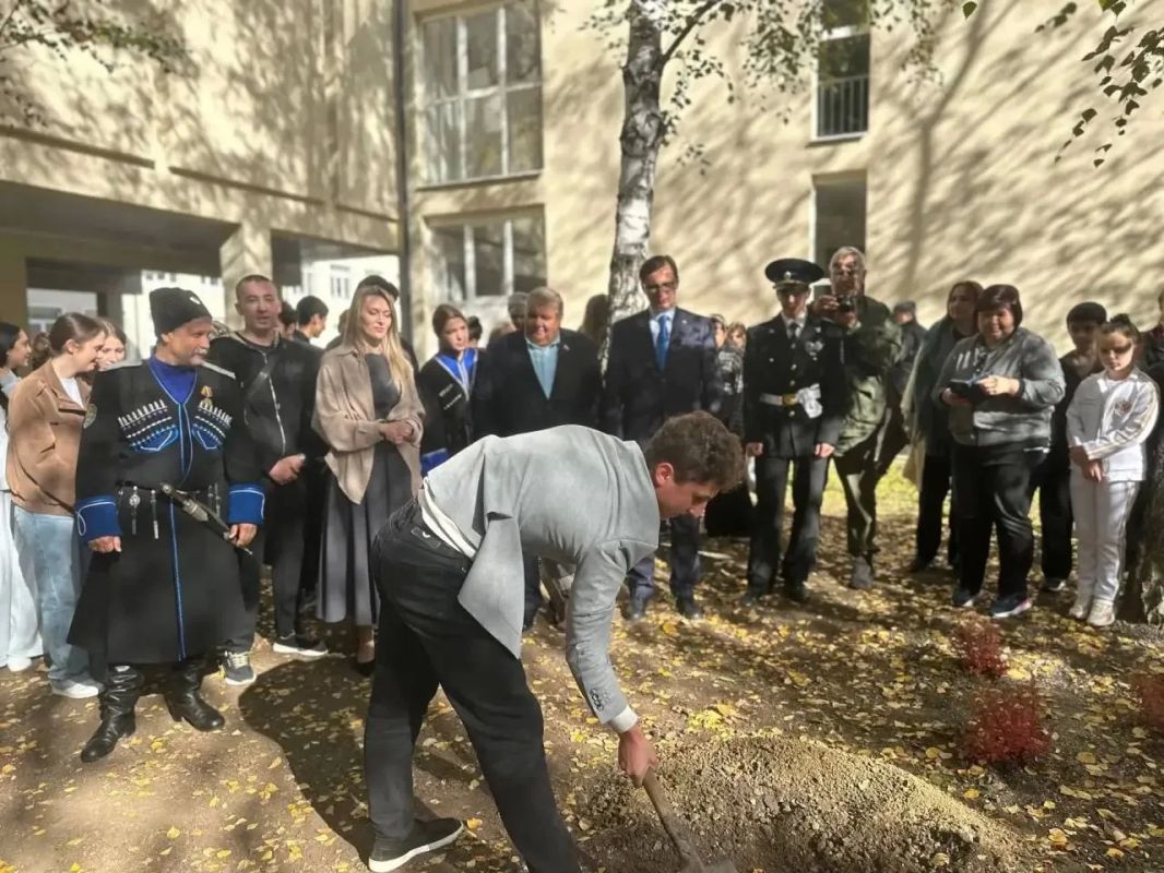 В Кисловодске к 120-летию школы заложили капсулу времени В Кисловодске к 120-летию школы заложили капсулу времени