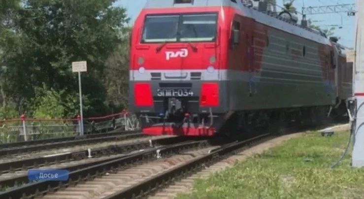 Поезд столкнулся с легковым автомобилем на Ставрополье