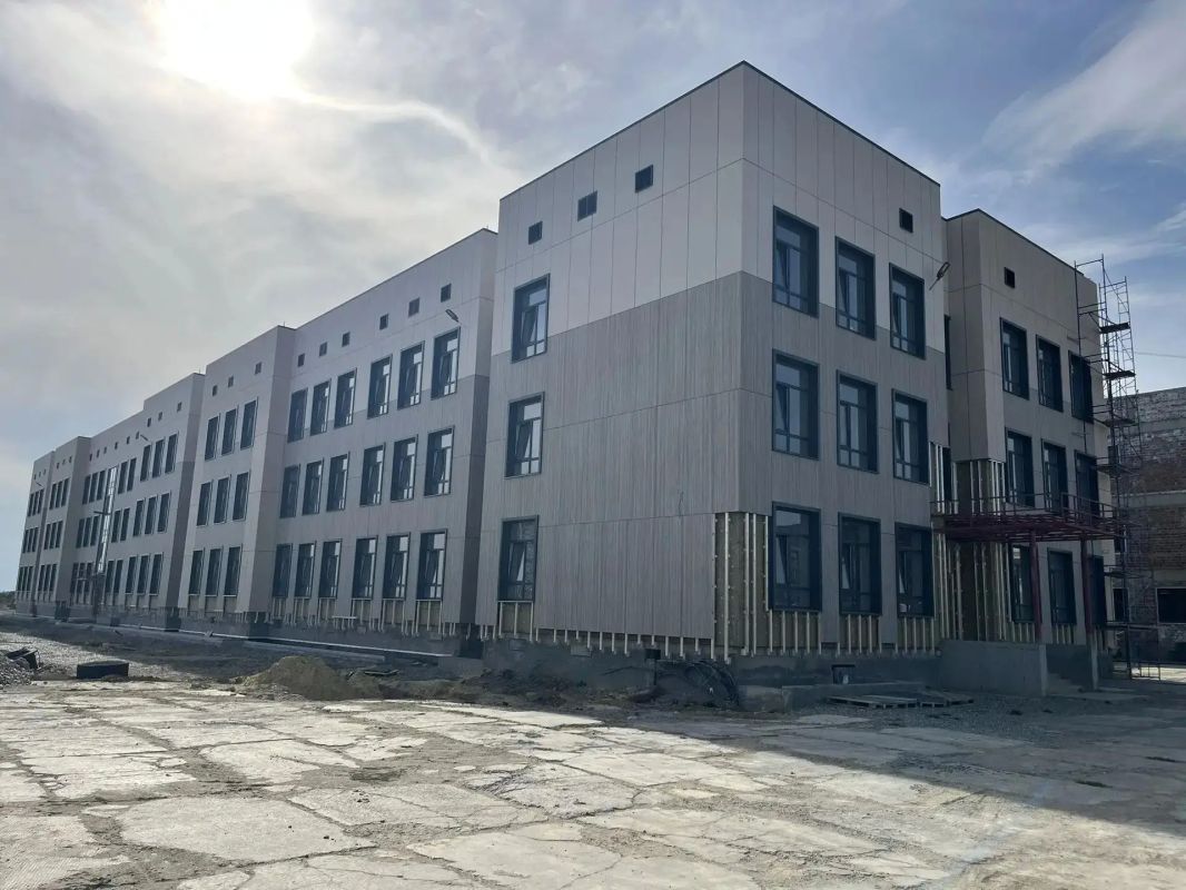 В Ставрополе у новой школы на 1550 мест завершили строительство каркаса и крыши