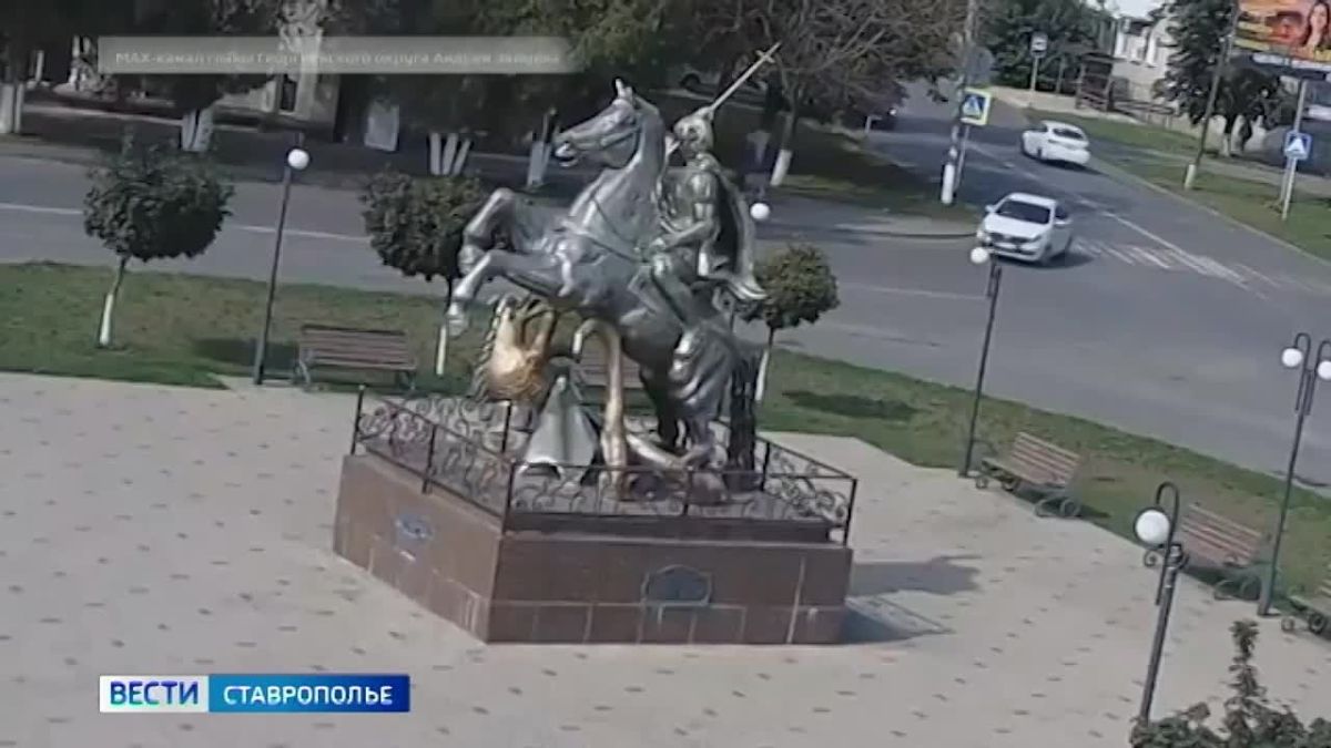 В Георгиевске обвалилась часть фигуры Георгия Победоносца