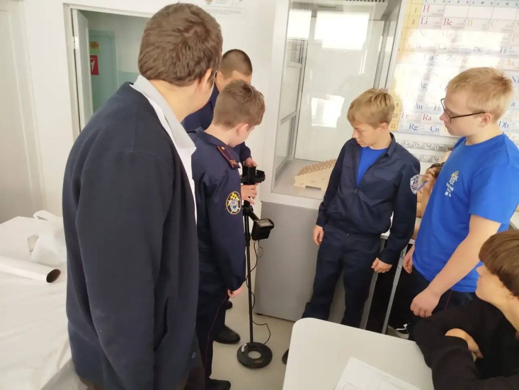 В Изобильном следователи СКР познакомили ребят с тонкостями профессии следователя-криминалиста В Изобильном следователи СКР познакомили ребят с тонкостями профессии следователя-криминалиста