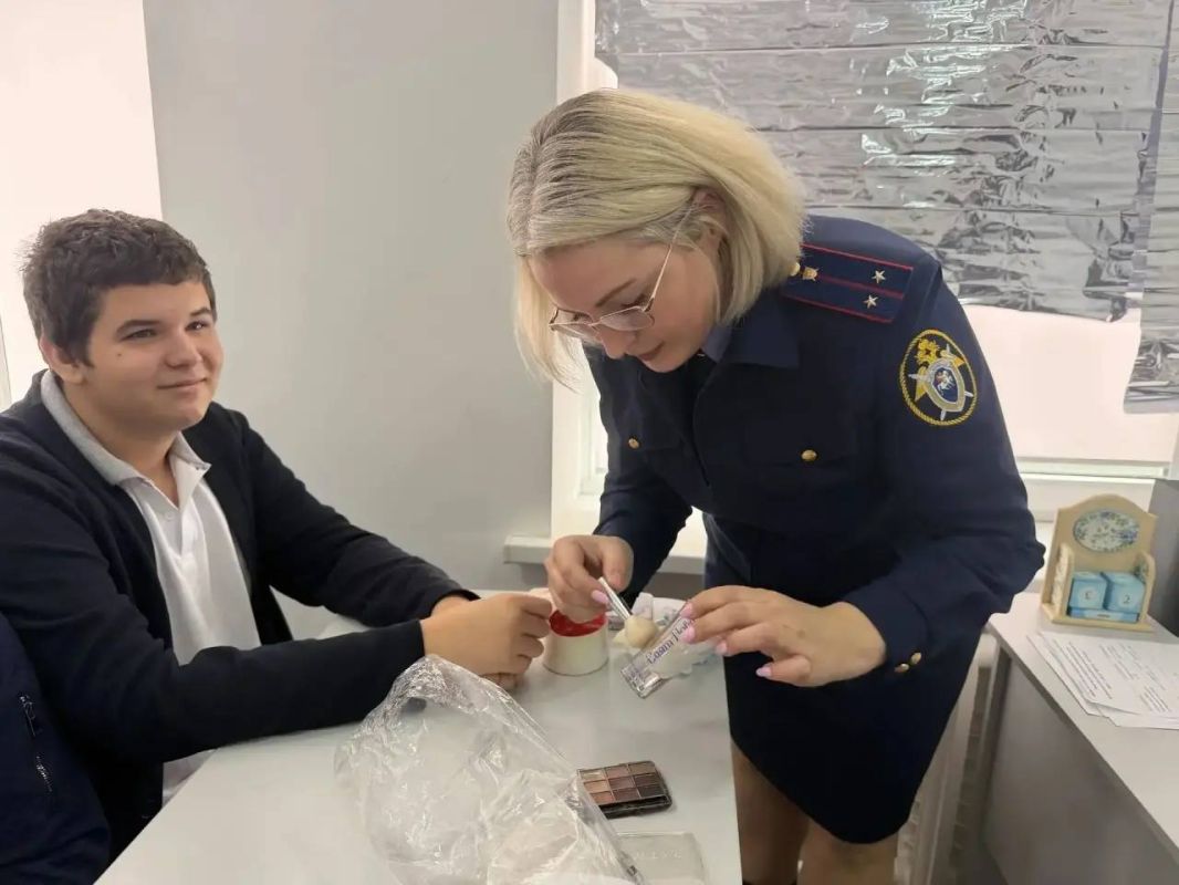 В Изобильном следователи СКР познакомили ребят с тонкостями профессии следователя-криминалиста В Изобильном следователи СКР познакомили ребят с тонкостями профессии следователя-криминалиста