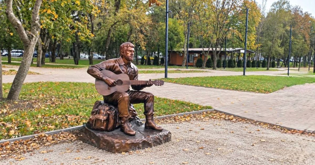 Памятник Владимиру Высоцкому установили в Железноводском парке им. С. Говорухина
