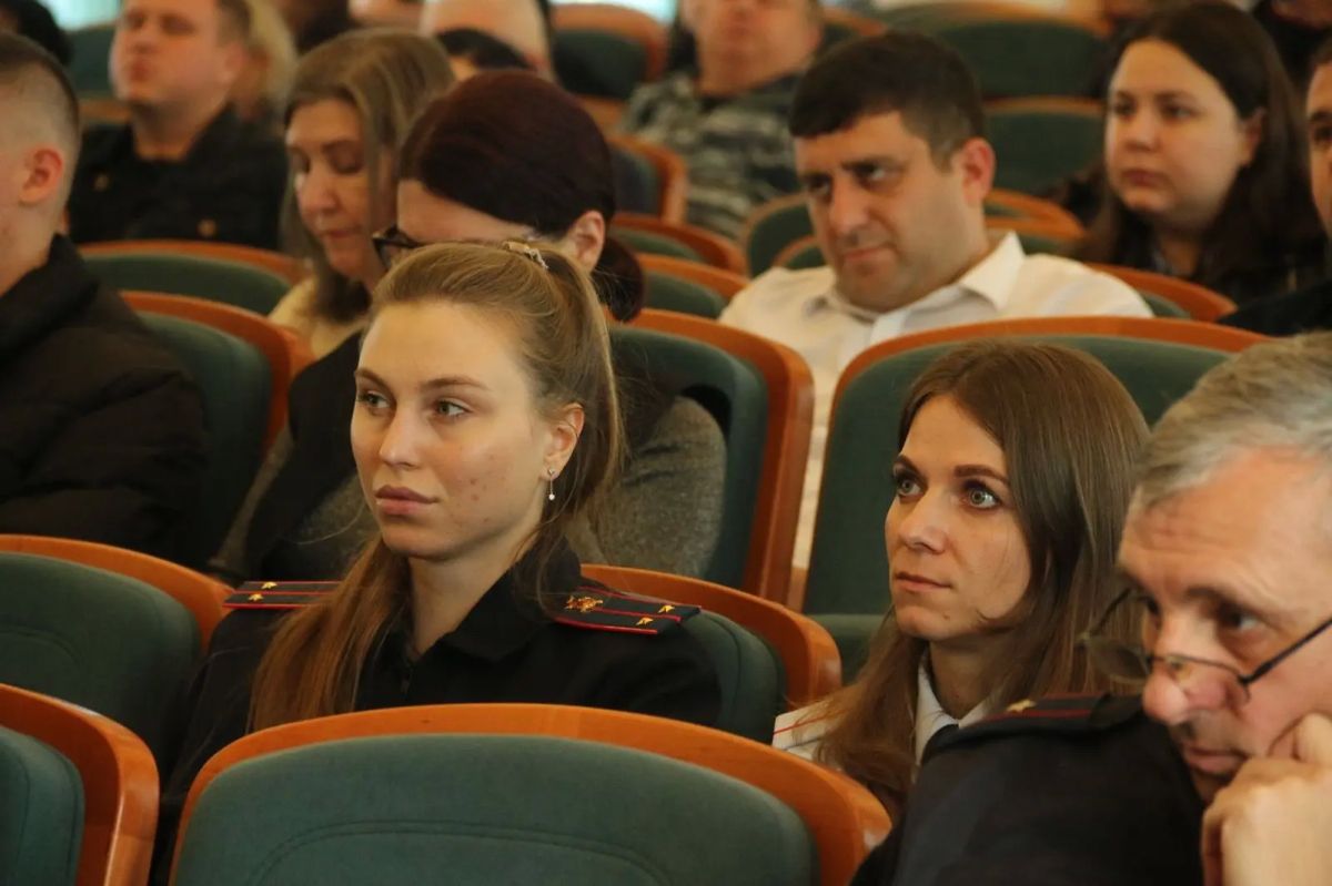 Заместитель председателя Общественного совета при краевом Главке провел лекцию для сотрудников полиции Заместитель председателя Общественного совета при краевом Главке провел лекцию для сотрудников полиции