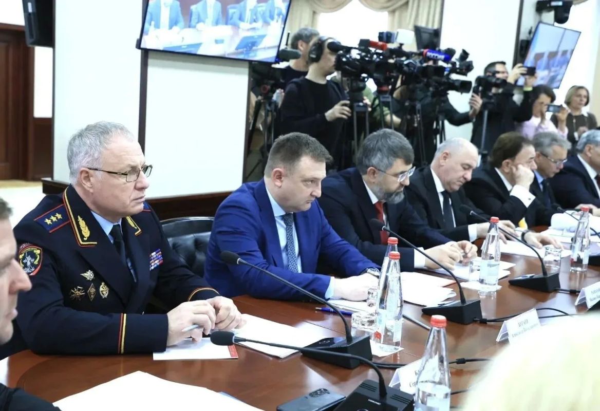 Секретарь Совета Безопасности Российской Федерации Сергей Шойгу провел в Пятигорске выездное совещание Секретарь Совета Безопасности Российской Федерации Сергей Шойгу провел в Пятигорске выездное совещание
