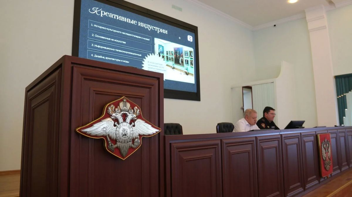Заместитель председателя Общественного совета при краевом Главке провел лекцию для сотрудников полиции Заместитель председателя Общественного совета при краевом Главке провел лекцию для сотрудников полиции