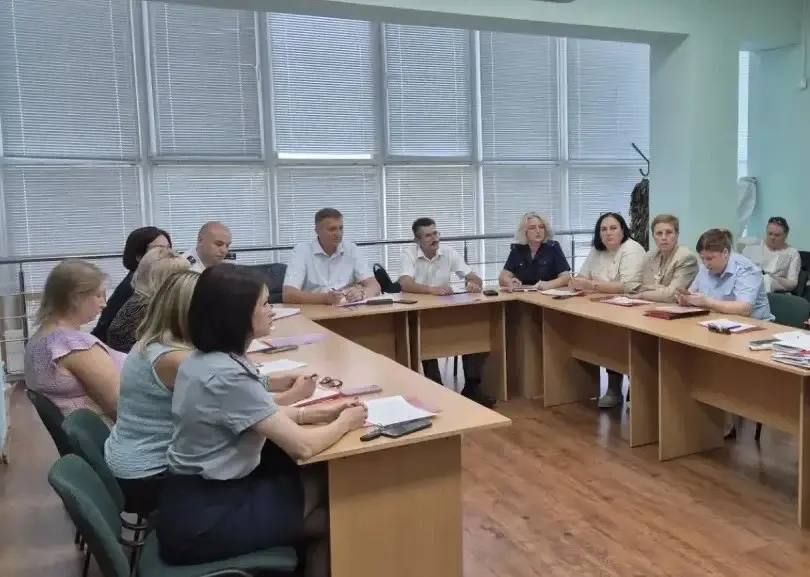 В Изобильном сотрудники СКР приняли участие в заседании комиссии по делам несовершеннолетних и защите их прав округа