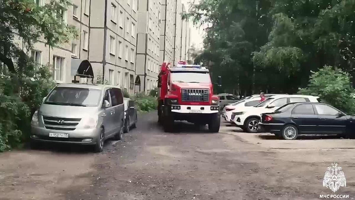Паркуйся правильно. Задумайся, из-за плотно припаркованных машин пожарные расчеты теряют драгоценные минуты