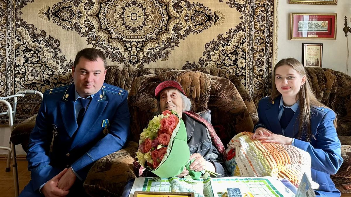 Представители надзорного ведомства поздравили с днем рождения ветерана Великой Отечественной войны Представители надзорного ведомства поздравили с днем рождения ветерана Великой Отечественной войны