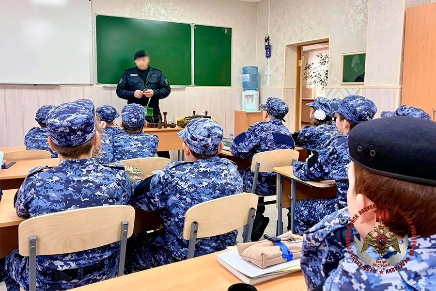 В Пятигорске офицер Росгвардии провел урок безопасности для кадет В школе № 5 города Пятигорска состоялся урок безопасности для кадет 5 класса