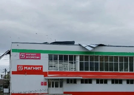 Сильный ветер сорвал крышу с супермаркета в Новоалександровске