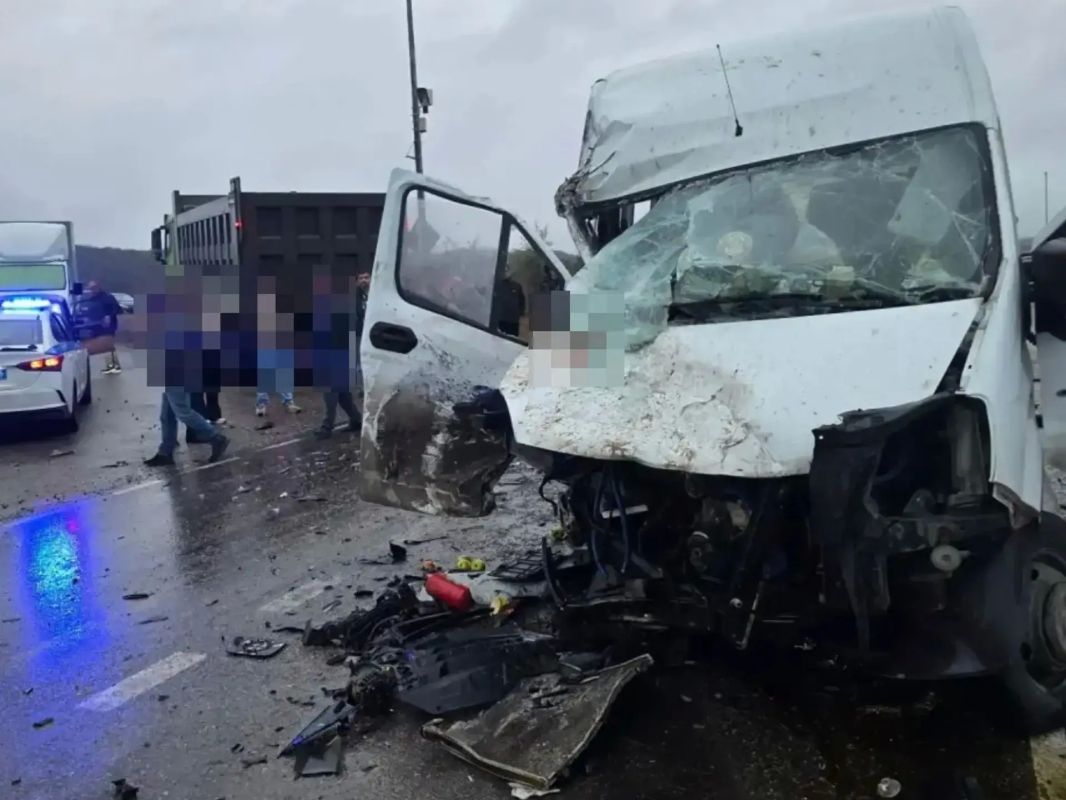 12 человек пострадали в ДТП с грузовиком и маршруткой на Ставрополье 12 человек пострадали в ДТП с грузовиком и маршруткой на Ставрополье