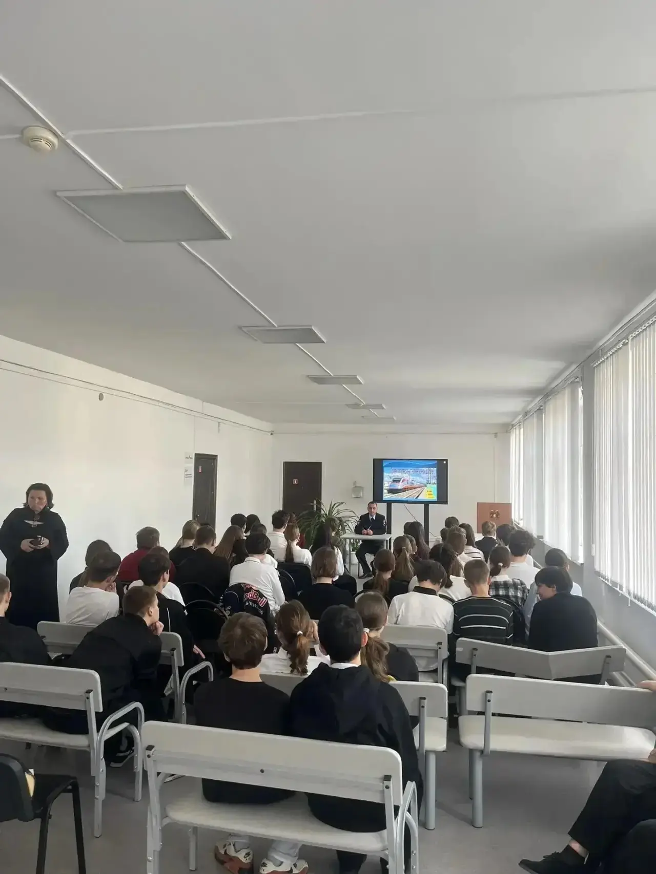 Сотрудниками группы по делам несовершеннолетних Ставропольского линейного отдела МВД России на транспорте проведена профилактическая лекция с учащимися старших классов на тему «Правила поведения несовершеннолетних на...