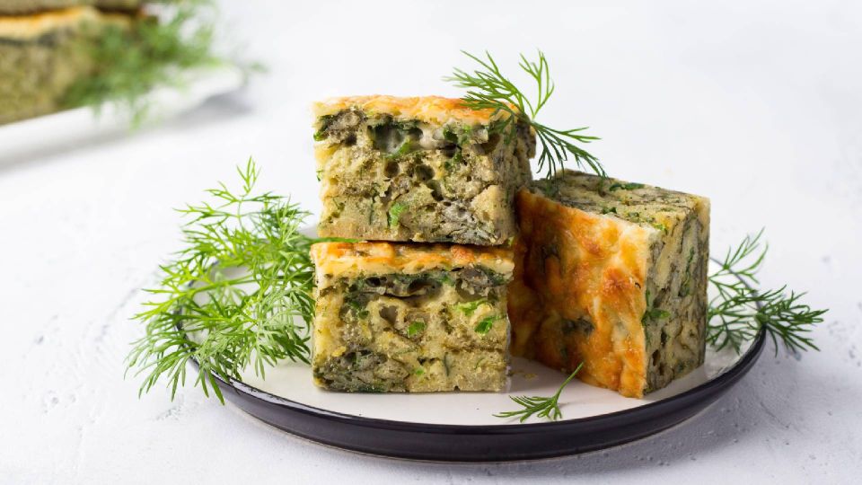 Вкуснейший пирог с сезонной зеленью вмиг сметут со стола: выйдет нежным и ароматным