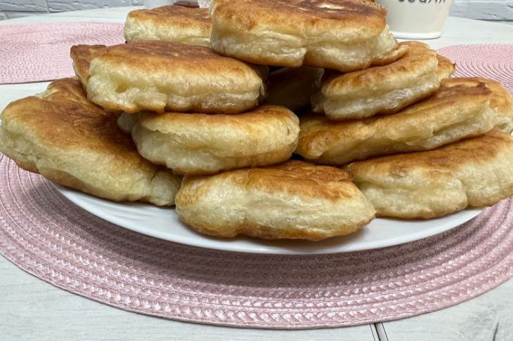 Не опадают после остывания: секрет приготовления оладий на кефире