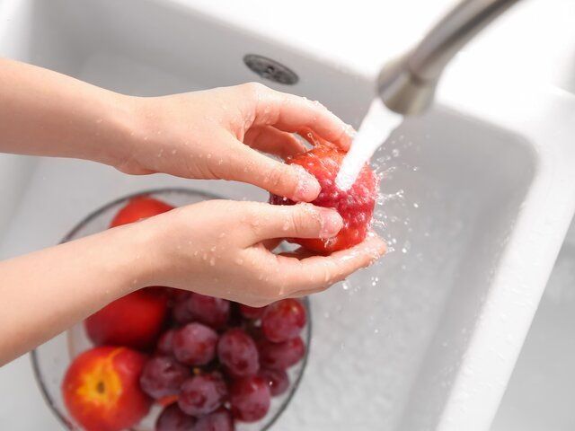 Как правильно мыть фрукты и ягоды: советы эксперта