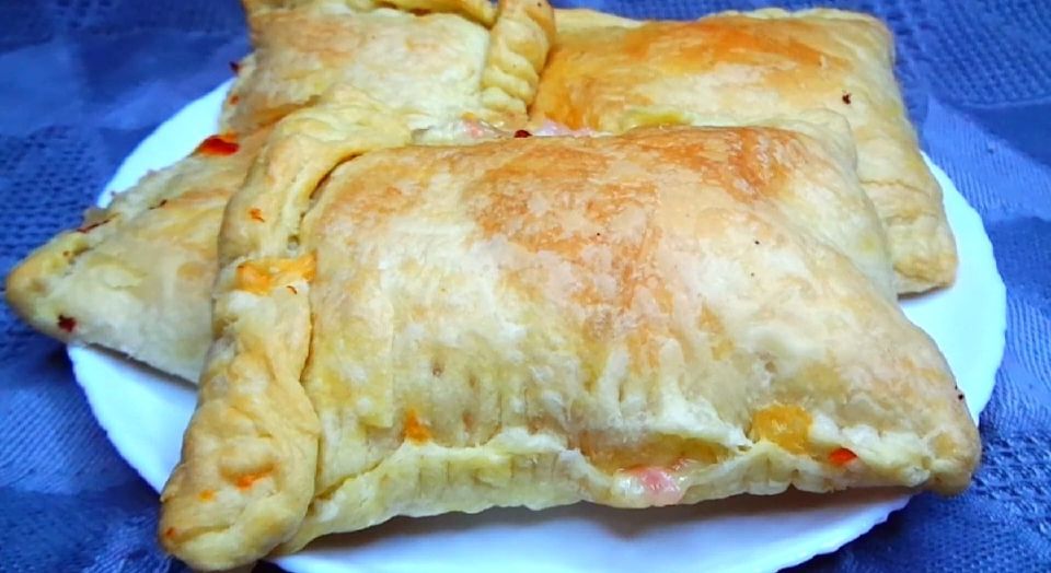 Слойки с ветчиной и сыром: незаменимое лакомство для любого стола