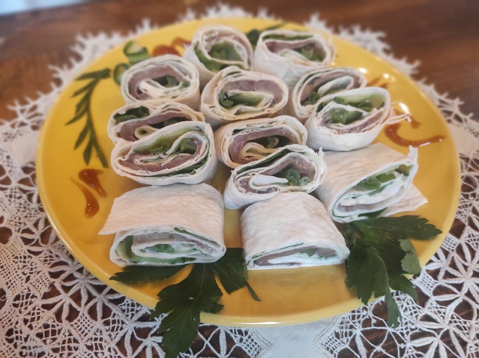Закусочные рулетики из лаваша с разнообразными начинками