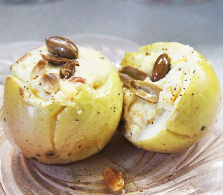 Печёные яблоки с творогом, орехами и мёдом — простой семейный десерт