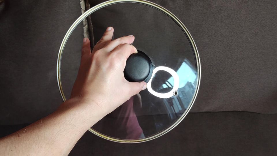 Как крышка от кастрюли помогает быстро очистить диван и ковер