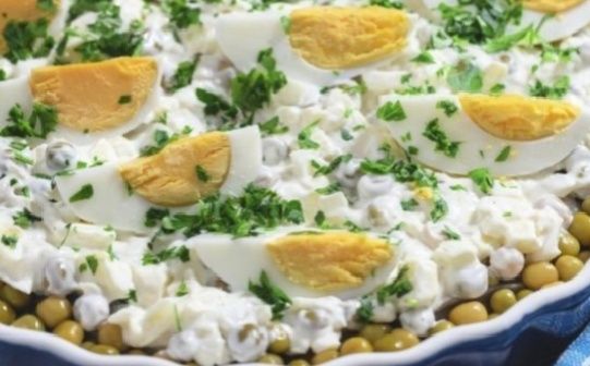 Салат с говяжьей печенью, зелёным горошком и яйцами