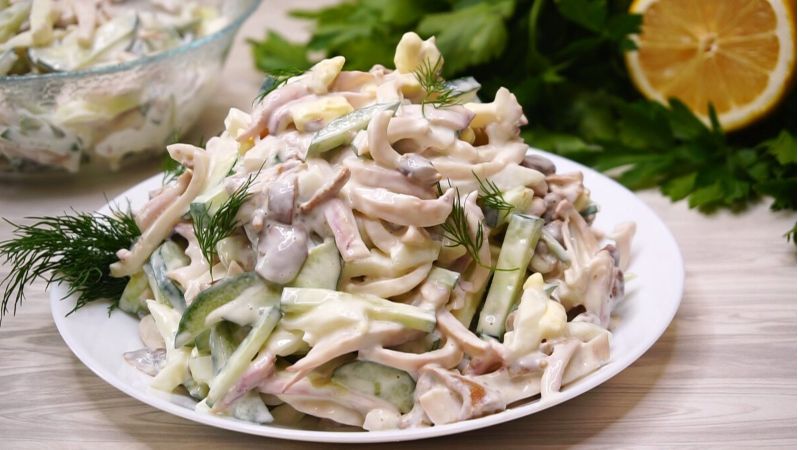 Изысканный салат с кальмарами: легкость и вкус в каждой порции