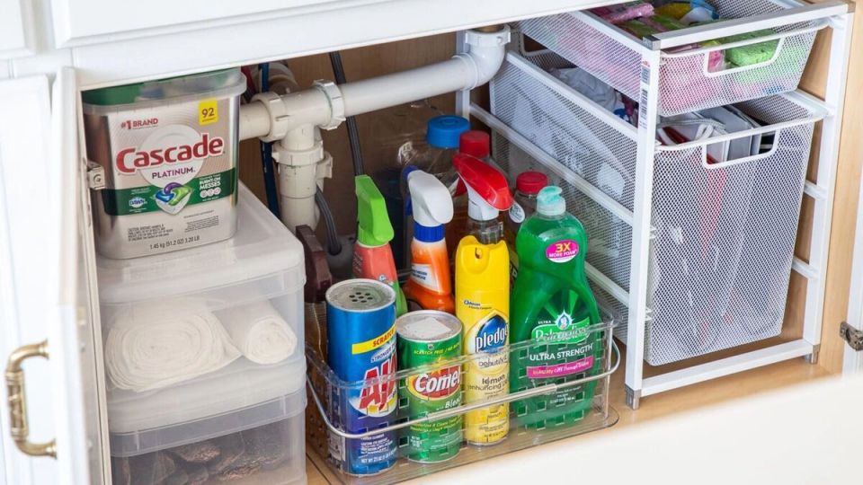 Что пора выбросить из ванной и кладовой: 7 ненужных вещей