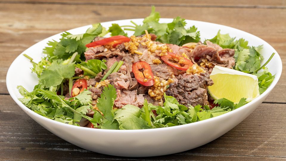 Летний салат, который покорит ваше сердце: говядина и томаты в медовой заправке