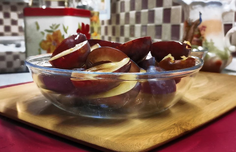 Сливы в разгаре сезона: уникальный рецепт сливово-яблочного пирога, который не оставит равнодушным