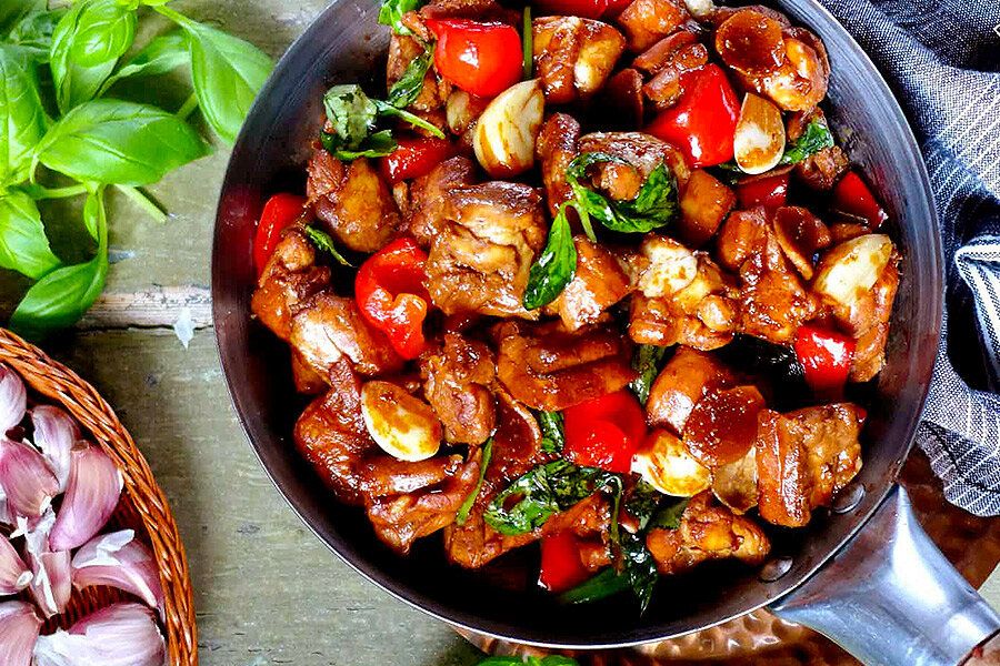 Куриные бедра с овощами: изысканное блюдо для вашего стола