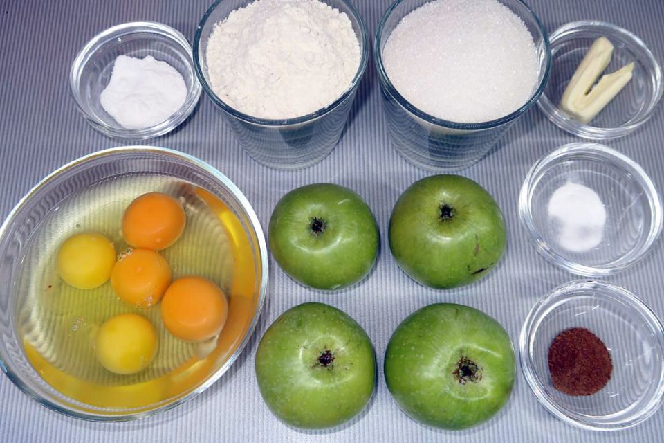 Пышная шарлотка с яблоками: готовим в мультиварке